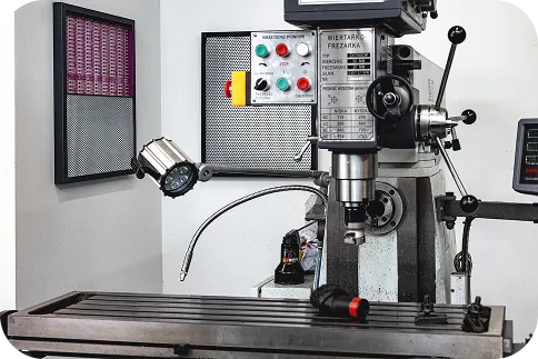 Close-up of an industrial machine, a milling machine, in a workshop or production plant. The image illustrates the sources of industrial noise that we subject to acoustic auditing.